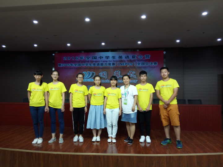 我校选手们和带队老师合影